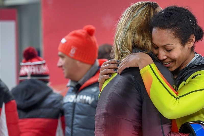 In vier Jahren zur Gold-Pilotin - Pilotin Mariama Jamanka (re.) und Anschieberin Lisa Buckwitz umarmen sich im Ziel und feiern ihre Goldmedaille.