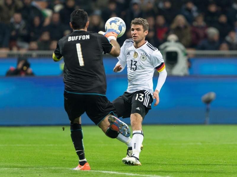 Junges DFB-Team besteht Härtetest in Italien - Italiens Keeper Gianluigi Buffon kommt vor Thomas Müller an den Ball.