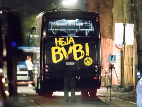In der Nacht gingen die Untersuchungen des LKA am BVB-Bus weiter.