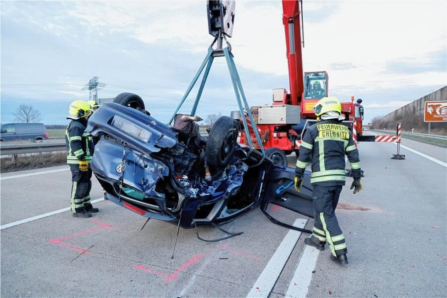 A 4 bei Chemnitz am Abend nach Unfall wieder freigegeben - Ein VW überschlug sich bei dem Unfall, an dem laut Polizei drei Fahrzeuge beteiligt waren. 