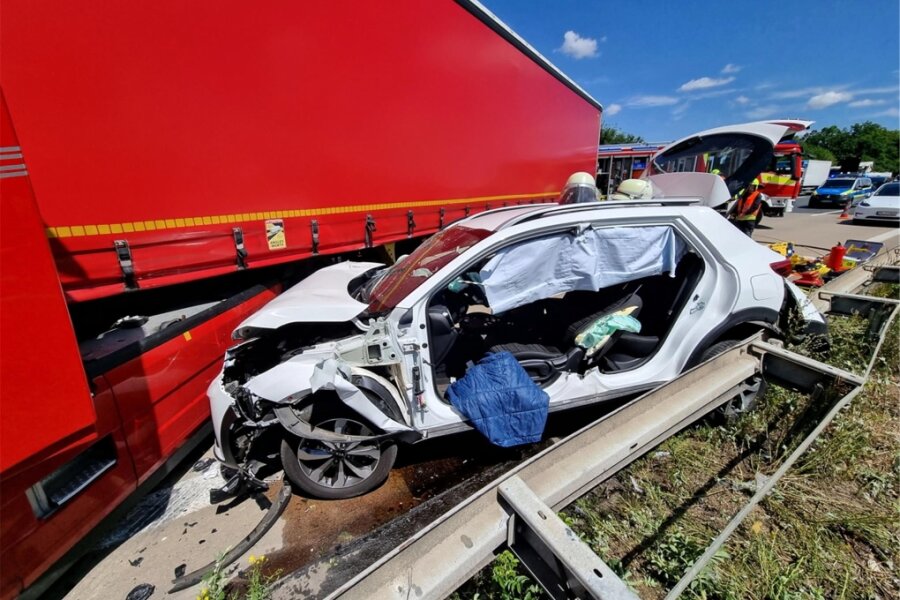 A 4 bei Chemnitz nach Unfall mit zwei Schwerverletzten gesperrt - Die Autobahn 4 ist nach einem Auffahrunfall momentan gesperrt.