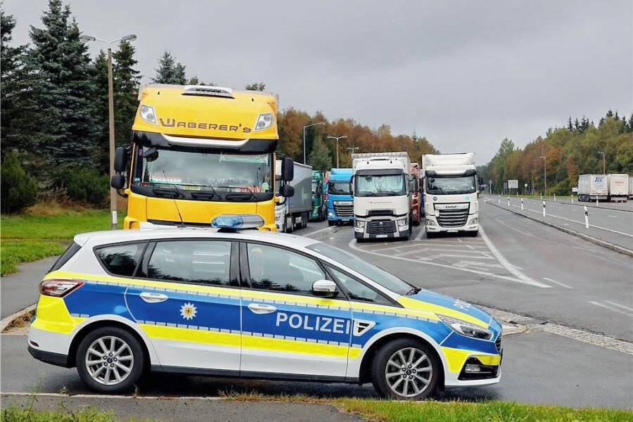 A 4 bei Frankenberg: Defektes Fahrzeug führt zu Stau - Die Polizei warnte vor einer Gefahrenstelle auf der A 4.