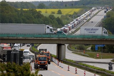 A 4 bei Glauchau am Donnerstag über Stunden voll gesperrt - Die A4 zwischen Glauchau-Ost und Meerane war erstmals im Mai voll gesperrt. 