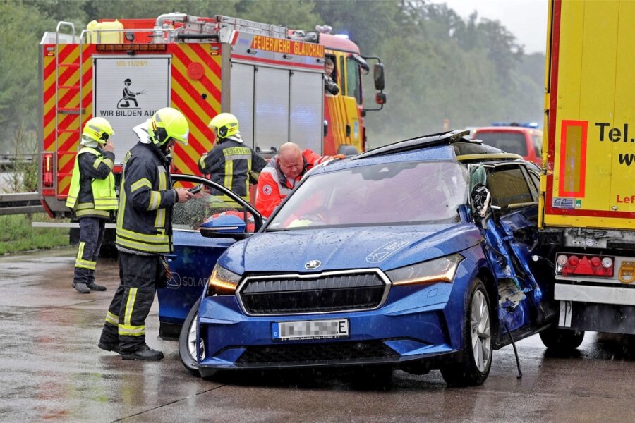 A 4 bei Hohenstein-Ernstthal: E-Auto kracht in Sattelzug – Ein Schwerverletzter - Ein Mann wurde bei dem Unfall auf der A 4 schwer verletzt.