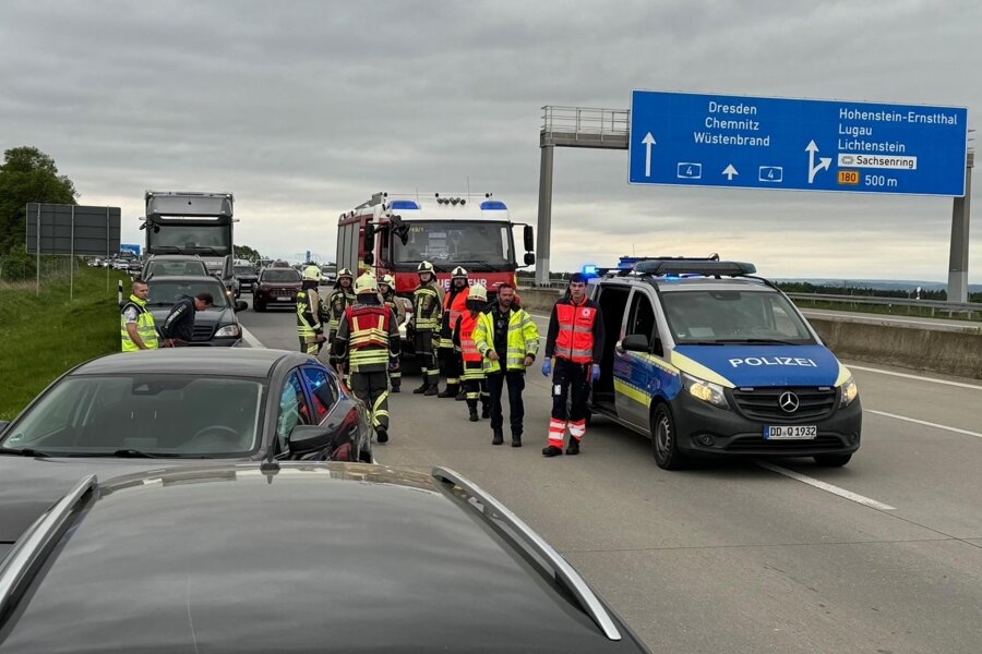 A 4 bei Hohenstein-Ernstthal nach Unfall voll gesperrt - Nach dem Unfall auf der A4 sind Polizei und Feuerwehr eingetroffen.