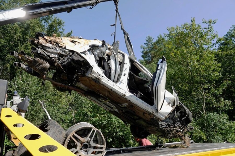 Am 16. August vorigen Jahres gegen 5 Uhr ereignete sich auf der A4 zwischen Siebenlehn und Berbersdorf ein tödlicher Unfall mit eines Mercedes. Dem Fahrer steht ein Prozess wegen fahrlässiger Tötung bevor. 