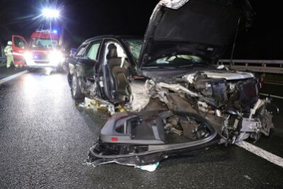 A 4: Mehrere Verletzte bei Unfällen auf regennasser Fahrbahn - Nach Polizeiangaben kam ein Audi im Bereich der Anschlussstelle Siebenlehn am Samstagabend von der Fahrbahn ab und kollidierte mit der rechten Leitplanke.