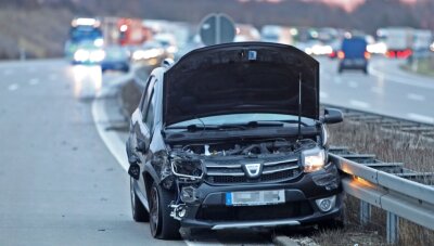 A 4 nach Unfällen voll gesperrt - Dieser Dacia wurde zunächst von einem Skoda gerammt. Dann kollidierte er mit einem Lkw. Der Dacia-Fahrer wurde dabei verletzt.