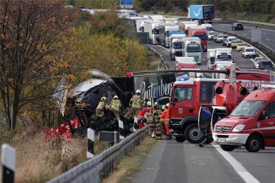 A 4 nach Unfall mit Gefahrguttransporter zwischen Siebenlehn und Dreieck Nossen wieder frei - Nach einem Unfall auf der A 4 in Richtung Dresden am Donnerstag war die Autobahn bis in die Nachtstunden voll gesperrt.
