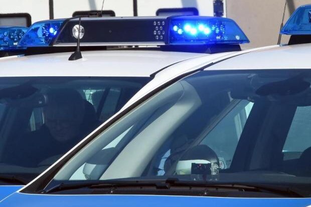 A 4: Polizei entdeckt schlafenden Mann in gestohlenem Transporter - Polizeibeamte haben einen 41-jährigen Mann am Sonntagabend schlafend in einem gestohlenen Kleintransporter auf einem Parkplatz an der Autobahn 4 entdeckt.