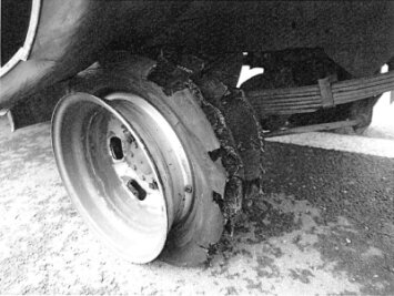 A 4: Transporter fährt nach Unfall auf Felge weiter - Nach dem Unfall war von einem Rad des Transporters nur noch die Felge übrig.