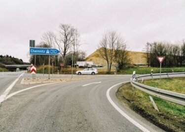 A 72: Auf Bergen wird's wohl bald grün - Autobahn-Anschlussstelle Reichenbach. Seit dem vergangenen Jahr markieren große Erdhügel die Auffahrten. 
