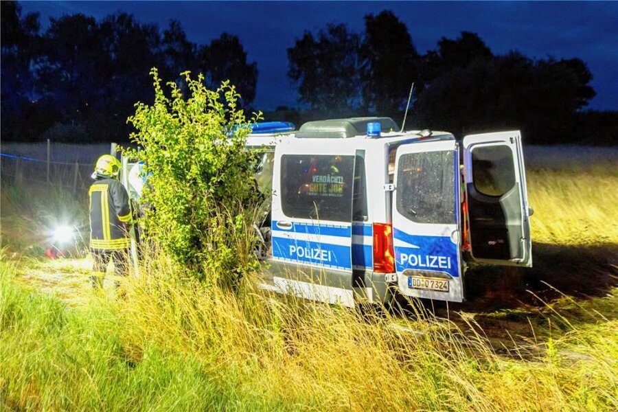 A 72 bei Chemnitz: Schwerer Unfall mit Bereitschaftswagen der Polizei - Der Wagen der Bereitschaftspolizei kam von der Fahrbahn ab.
