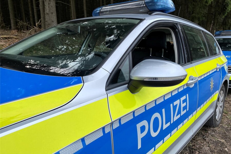 A 72 bei Weischlitz: Zwei Autos schleudern gegen Leitplanke - Ein Fall für die Polizei: Zwei Autos geraten aneinander und schleudern in die Mittelleitplanke. Symbolfoto.