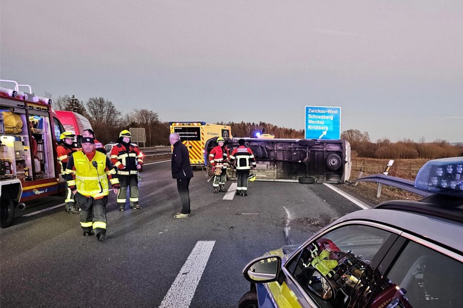 A 72 bei Zwickau: Autobahn bleibt nach Unfall rund zwei Stunden voll gesperrt - Zu einem schweren Verkehrsunfall ist es auf der A 72 gekommen.