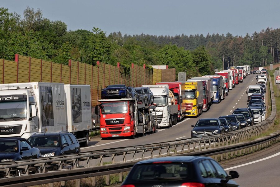 A 72 bei Zwickau ist Freitagvormittag in beide Richtungen dicht: Das ist der Grund für die kurzfristige Vollsperrung - Mit Stau auf der A 72 ist am Freitag zu rechnen. Autofahrer sollten mehr Zeit einplanen.