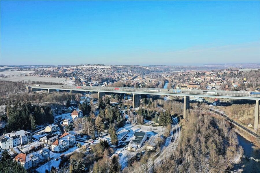 A 72-Brücke bei Zwickau wird für zwei Jahre zur Dauerbaustelle - Die 671 Meter lange Talbrücke über die Zwickauer Mulde und die Kirchberger Straße in Wilkau-Haßlau soll ab März umgebaut werden. 