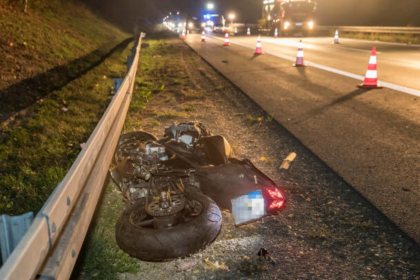 A 72: Motorradfahrer nach schwerem Unfall verstorben - Die Unfallstelle am Montagabend bei Neuensalz. 