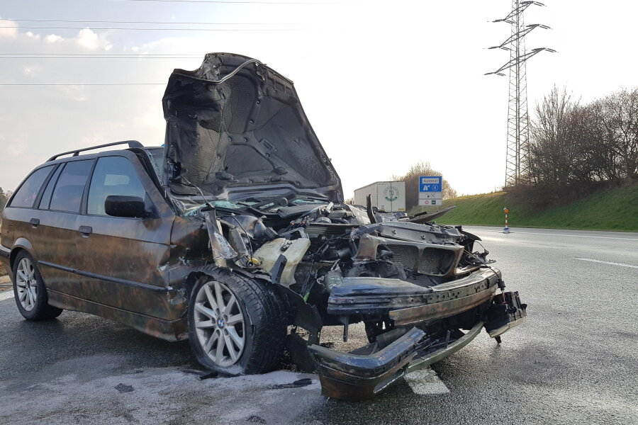 A 72 nach Unfall nahe Treuen halbseitig gesperrt - Die Autobahn A 72 ist am Dienstagnachmittag nach einem Unfall rund 1,5 Kilometer vor der Abfahrt Treuen in Fahrrichtung Hof zeitweise gesperrt gewesen.
