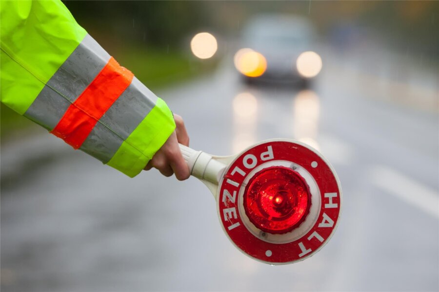A 72: Polizei zieht um 760 Kilogramm überladenen Kleintransporter aus dem Verkehr - Gleich mehrfach haben Polizisten bei einer Schwerpunkt-Kontrolle an der A 72 bei Niederdorf Verstöße festgestellt.