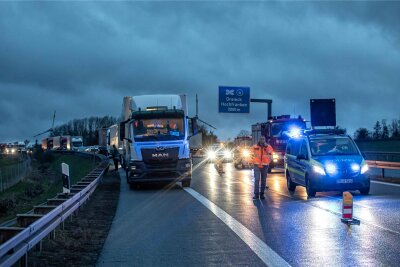 A 72 zwei Stunden Richtung Sachsen dicht: Mängel-Laster verliert bei Heinersgrün ein Rad - Ein Lkw-Unfall auf der A 72 zwischen Dreieck Hochfranken und Pirk sorgte Donnerstagaabend für einen langen Stau.