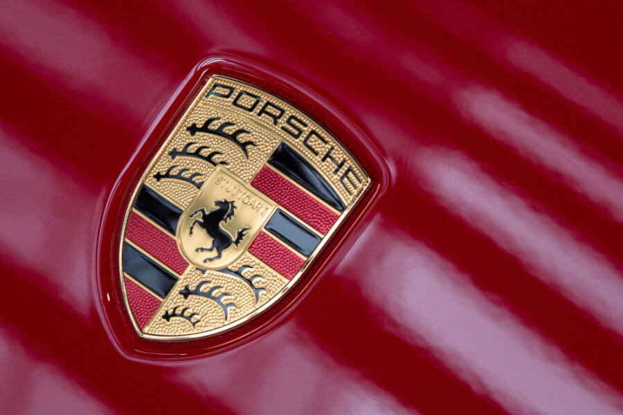 A 93: Karma holt Porschefahrer ein - 