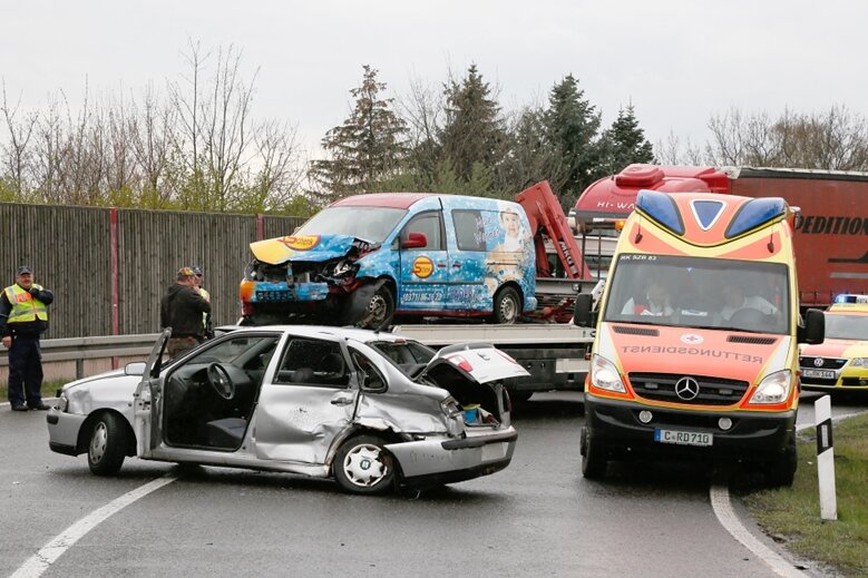 A4-Auffahrt Chemnitz-Glösa: Zwei Verletzte bei Unfall - 