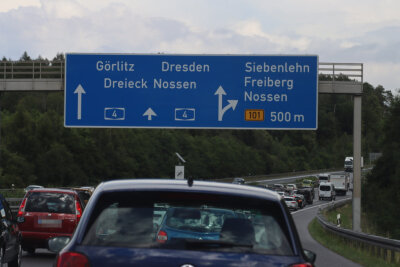 A4: Autos kollidieren bei Siebenlehn - Stau - 