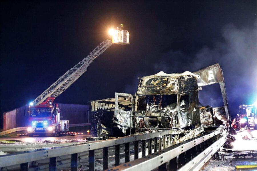 A4 bei Chemnitz zeitweise komplett gesperrt: Laster brennt ab - Mehrere Stunden versuchte die Feuerwehr den Brand zu löschen.