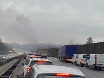 A4 bei Frankenberg: Brennendes Auto sorgt für Verkehrsbehinderungen - Ein brennendes Fahrzeug behindert am Donnerstagvormittag den Verkehr auf der A4 bei Frankenberg.