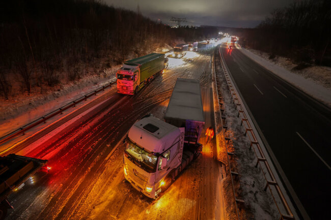 A4 bei Hohenstein-Ernstthal: Schnee und Glätte stoppen Autos und Laster - Zwischen Hohenstein-Ernstthal und Wüstenbrand kamen Lastwagen nur noch schwer voran - teils auch gar nicht mehr.