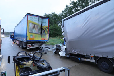 A4 bei Nossen: Kleintransporterfahrer stirbt bei Unfall - Autobahn gesperrt - Ein Kleintransporterfahrer ist bei einem Unfall am Freitagmorgen auf der A4 bei Nossen ums Leben gekommen.