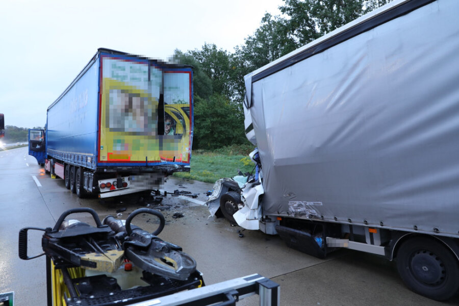 A4 bei Nossen: Kleintransporterfahrer stirbt bei Unfall - Autobahn gesperrt - Ein Kleintransporterfahrer ist bei einem Unfall am Freitagmorgen auf der A4 bei Nossen ums Leben gekommen.