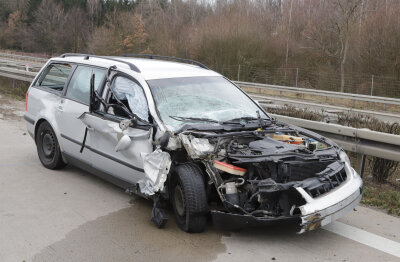 A4: Beifahrerin bei Unfall schwer verletzt - 