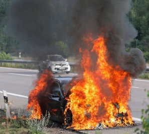 A4: BMW brennt komplett aus - Ein BMW ist auf der A4 komplett ausgebrannt.