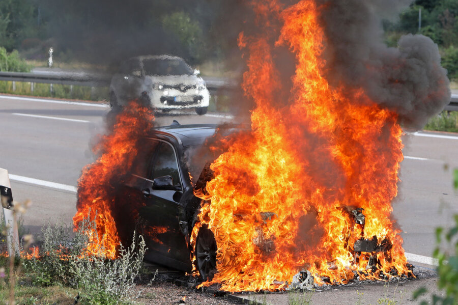 A4: BMW brennt komplett aus - Ein BMW ist auf der A4 komplett ausgebrannt.