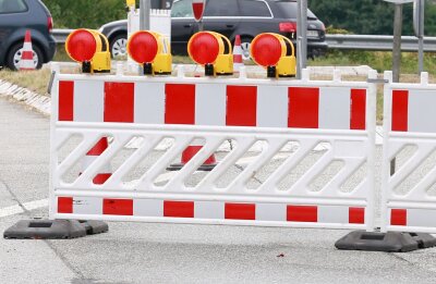 A4: Brückenreparatur führt zu Verkehrsbehinderungen - Reparaturarbeiten an der Übergangskonstruktion der "Lützelbachbrücke" über der A4 führen seit Montag zu Verkehrsbehinderungen.