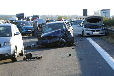 A4: Drei Unfälle, fünf Verletzte, 15 kaputte Autos - Massenkarambolage auf der A4 bei Nossen.