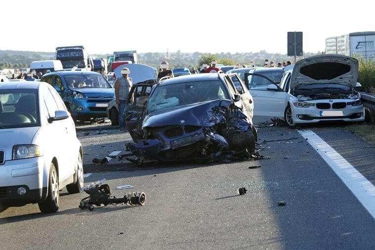 A4: Drei Unfälle, fünf Verletzte, 15 kaputte Autos - Massenkarambolage auf der A4 bei Nossen.