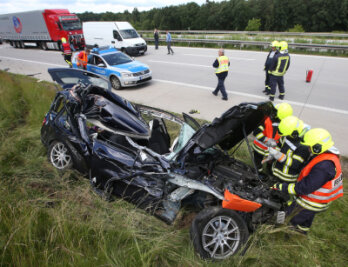 A4: Kollision mit Laster - Mercedes-Fahrer verletzt - 