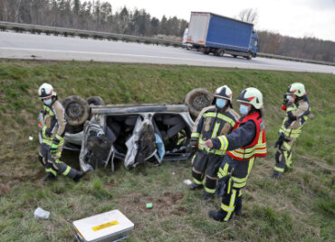 Freiwillige Feuerwehrleute aus Hohenstein-Ernstthal kontrollierten die Unfallstelle