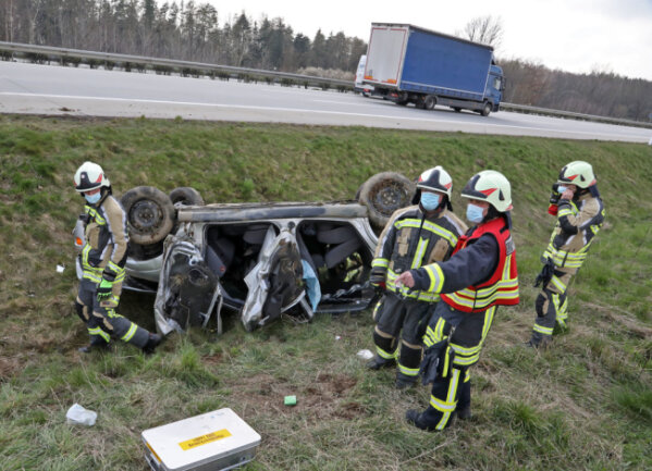 Freiwillige Feuerwehrleute aus Hohenstein-Ernstthal kontrollierten die Unfallstelle