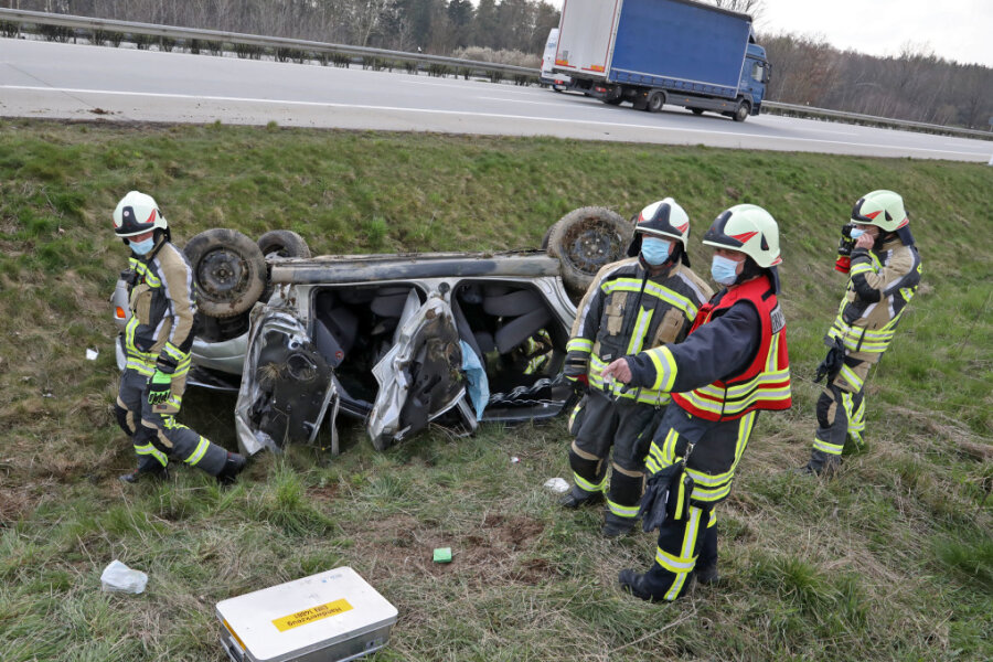 Freiwillige Feuerwehrleute aus Hohenstein-Ernstthal kontrollierten die Unfallstelle