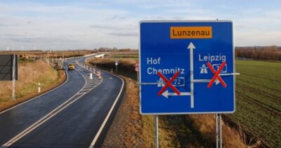 Der Schriftzug "Lunzenau" soll vor der Eröffnung der A 72 abgeklebt werden. Der Verkehr rollt dann über die B 175 und Elsdorf in die Stadt. 