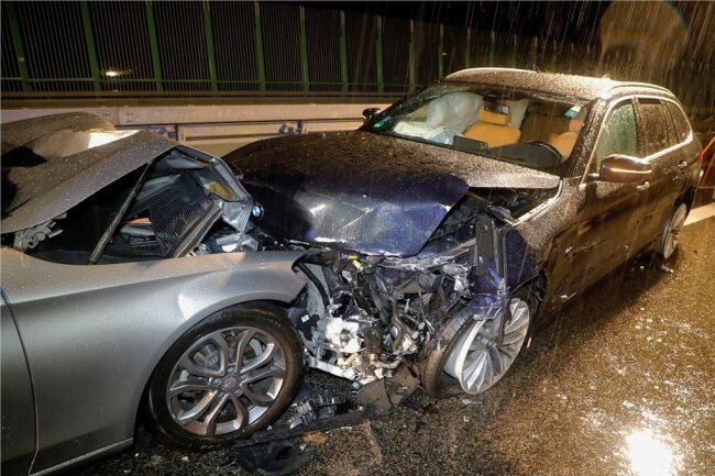 Auf der A 72 bei Penig ist am Donnerstagabend ein Mercedes erst in einen haltenden VW und dann in diesen Unfall-BMW gefahren. 