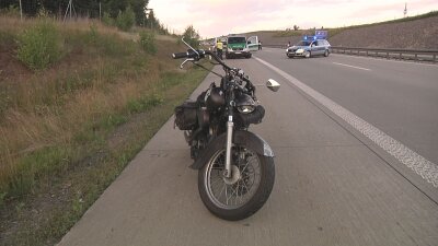  Bei einem Unfall ist eine Harley Davidson-Fahrerin am Samstagabend auf der A72 bei Zschocken schwer verletzt worden. 