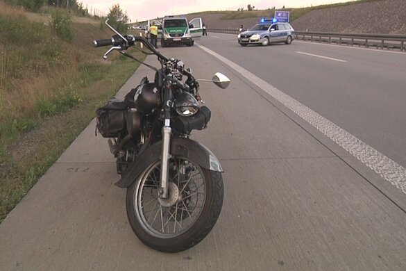  Bei einem Unfall ist eine Harley Davidson-Fahrerin am Samstagabend auf der A72 bei Zschocken schwer verletzt worden. 