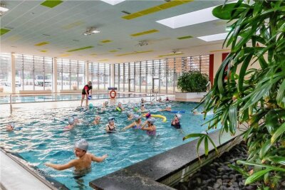 Ab 1. August steigen Preise für Schwimmbad und Sauna in Burgstädt - Mehr als 500 Zweitklässler aus mehr als 20 Schulen der Region erhalten in Burgstädt Schwimmunterricht. Für die Schulträger soll es zum zweiten Mal teurer werden. Ab 1. August steigen generell die Eintrittspreise in Schwimmbad und Sauna.