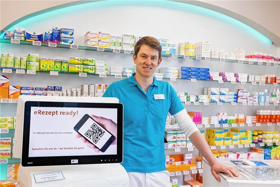 Ab 1. Juli gibt's Medikamente per Gesundheitskarte: Wie funktioniert das neue E-Rezept? - Ist E-Rezept-ready: Sven Lobeda, Filialleiter der Apotheke am Dresdener Postplatz.