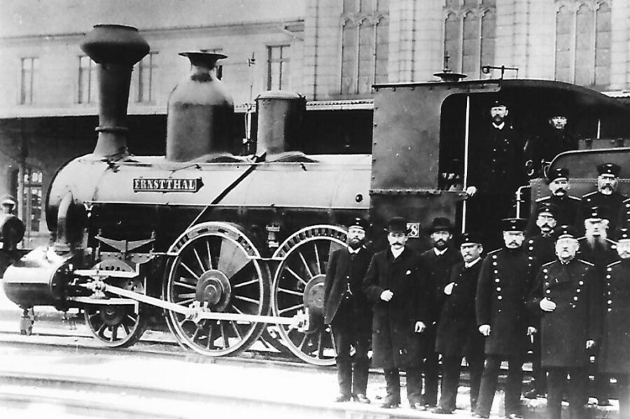Ab 1858 zweigleisig von Zwickau bis Riesa - Die Lokomotive "Ernstthal" der Niedererzgebirgischen Staatsbahn wurde 1856 von Richard Hartmann in Chemnitz gebaut und 1908 ausgemustert. 